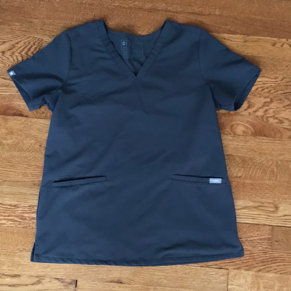 FIGS Charcoal Casma three-pocket scrub top, size small
